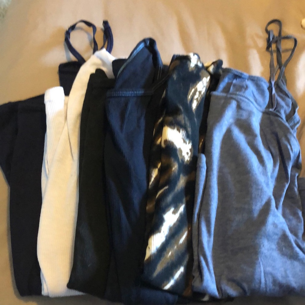 Set of 6 women’s L tanks!